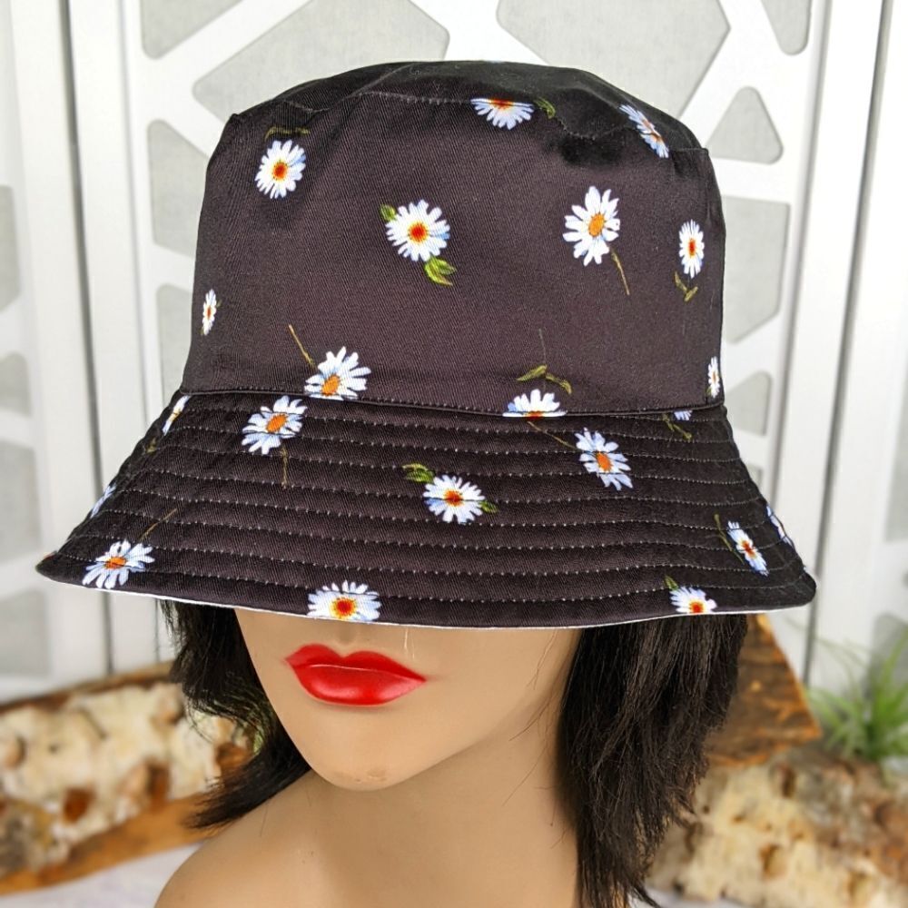 Alice + Olivia's Ao X Fabfitfun Reversible Bucket Hat In Daisy Print